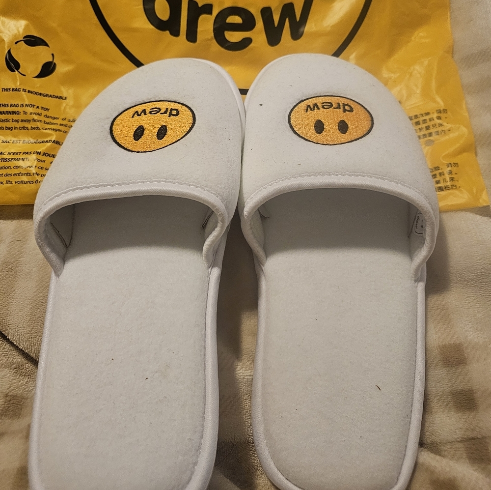 MENS DREW HOUSE BRAND WHITE SLIPPERS. SIZE SMALL/MEDIUM.  NEW IN THE BAG.